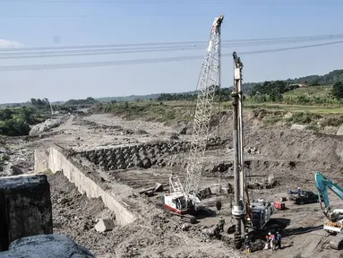 Aktivitas pembangunan Bendungan Cipamingkis di Desa Sukasirna, Jonggol, Jawa Barat, Minggu (1/8/2021). Pembangunan bendungan baru ini menggantikan bendungan lama yang jebol pada 2017 lalu. (merdeka.com/Iqbal S Nugroho)