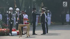 Presiden Joko Widodo (Jokowi) menyematkan tanda pangkat kepada salah satu perwira baru lulusan Akmil pada upacara Prasetya Perwira (Praspa) TNI dan Polri angkatan 2019 di Istana Merdeka, Kamis (16/7/2019). Ada 781 calon perwira yang dilantik oleh Jokowi. (Liputan6.com/Angga Yuniar)