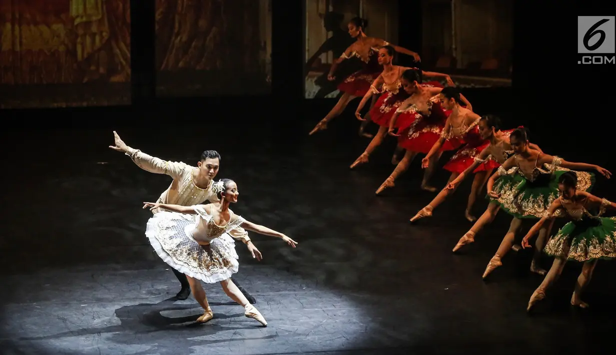 Pebalet Namarina Youth Dance (NYD) mementaskan karya bertajuk Anantari di Teater Jakarta, Taman Ismail Marzuki, Jakarta, Jumat (23/11). Kisah Anantari mengajak untuk menyelami kepekaan terhadap diri sendiri dan lingkungan. (Liputan6.com/Fery Pradolo)