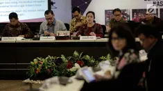 Menko PMK, Puan Maharani memimpin rapat koordinasi tingkat menteri di Kantor Kemenpo PMK, Jakarta, Selasa (20/6). Rapat membahas integrasi penyaluran subsidi energi dengan program kartu keluarga sejahtera. (Liputan6.com/Faizal Fanani)