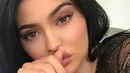 Tersiar kabar, bahwa sekarang ini Kylie sering mengalami rasa kesal lantaran melihat tubuhnya yang semakin membesar. Seperti yang diwartakan Radar Online, Kamis (23/11/2017), Kylie tak terima melihat tubuhnya saat ini. (Instagram/kyliejenner)