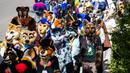 Peserta mengenakan kostum binatang turun ke jalan saat parade konvensi Eurofurence di Berlin, Jerman (17/8). Sekitar 2700 delegasi dari berbagai negara ikut berpartisipasi dalam acara tersebut. (AFP Photo/Ganjil Andersen)