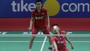 Fajar Alfian mencoba mengembalikan kok ke arah Kevin Sanjaya/Marcus Gideon pada semifinal Indonesia Open 2018 di Istora Senayan, Jakarta, (7/6/2018). Kevin/Marcus menang 21-13, 21-10. (Bola.com/Nick Hanoatubun)
