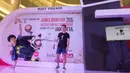 Freestyler Jepang, Kosuke, tampil pada final Asian Freestyle Football Championship 2015 di Pluit Mall, Jakarta, Minggu (15/11/2015). Kosuke berhasil menjadi juara mengalahkan PWG. (Bola.com/Vitalis Yogi Trisna)