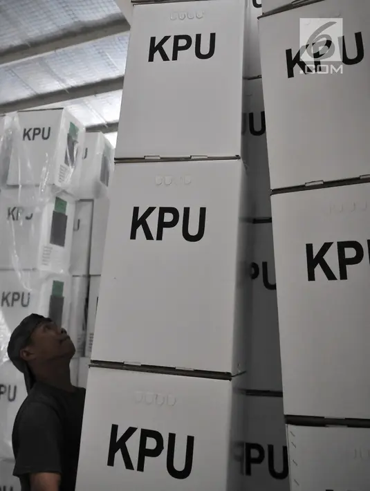 Pekerja menyusun kotak suara Pemilu 2019 di Gudang Logistik KPU Kota Bekasi, Rabu (20/12). Komisioner bidang logistik KPU Kota Bekasi masih kekurangan 1.100kotak suara untuk memenuhi kesiapan 6.720 TPS di Kota Bekasi. (Merdeka.com/Iqbal S. Nugroho)