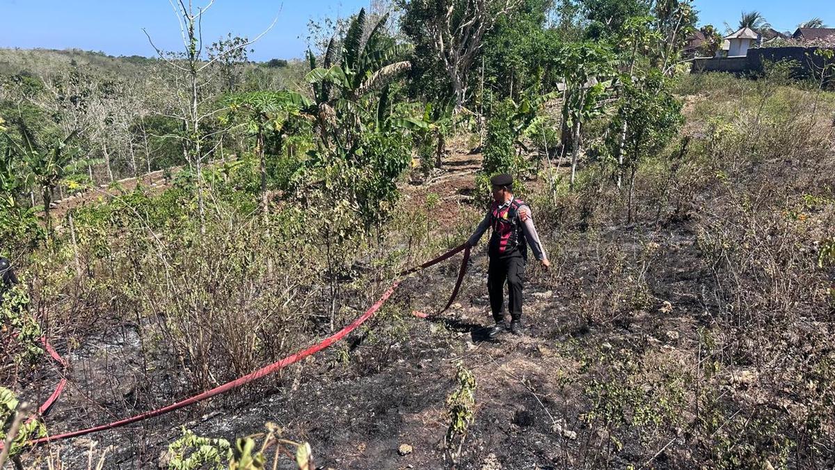 Kepolisian mendatangi Pura Puseh Desa Adat Batumadeg, Kecamatan Nusa Penida, Kabupaten Klungkung Bali terbakar pada Kamis (3/9). (Dokumentasi Humas Polres Klungkung).