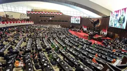 Dalam acara yang digelar secara langsung di Gedung DPR RI itu, Presiden Jokowi tampak hadir dengan mengenakan baju adat Tanimbar, Maluku. (Liputan6.com/Faizal Fanani)