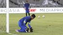 Kiper Timnas Indonesia, Satria Tama, menangkap bola saat latihan di SUGBK, Jakarta, Sabtu (13/1/2018). Timnas Indonesia menggelar latihan terakhir sebelum laga persahabatan melawan Islandia. (Bola.com/Vitalis Yogi Trisna)
