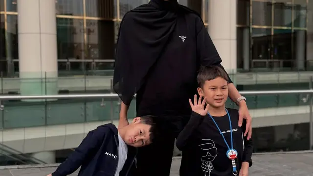 Paula Verhoeven dan keduanya anaknya, Kiano dan Kenzo kompak kenakan baju hitam. [@paula_verhoeven]