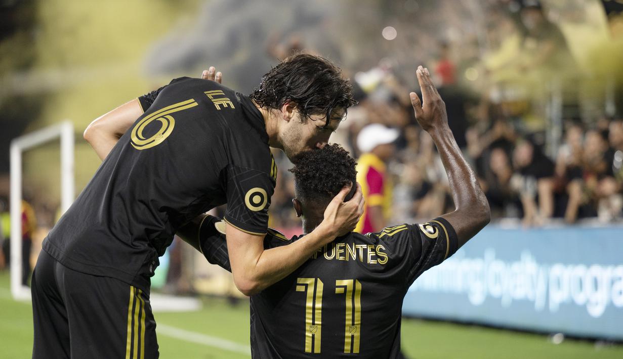 Pemain Los Angeles FC Ilie Sánchez dan José Cifuentes melakukan selebrasi usai mencetak gol ke gawang LA Galaxy. (AP/Kyusung Gong)