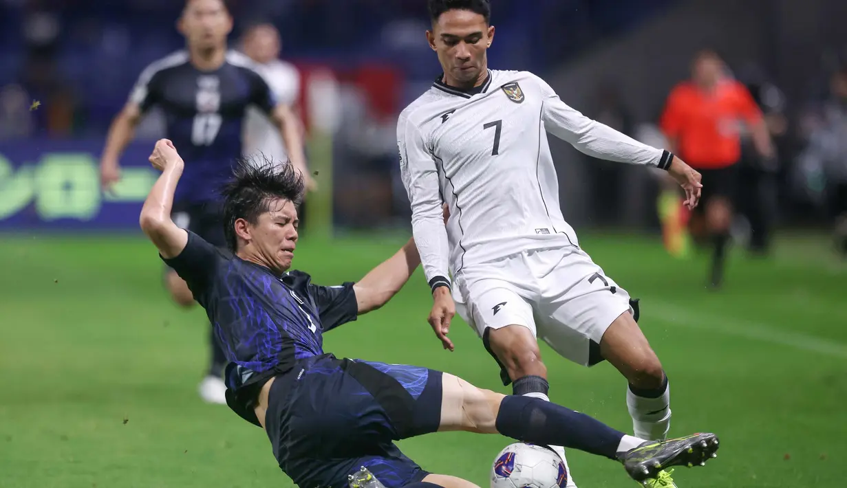 Di babak pertama, Timnas Indonesia tertinggal tiga gol dari Jepang. Tiga gol tersebut dicetak Daichi Kamada (15, 45+6), Takefusa Kubo (19). (PAUL MILLER/AFP)