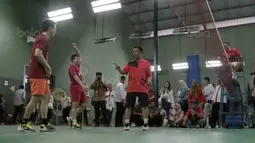 Menpora, Imam Nahrawi (kanan) saat melawan Kevin Sanjaya (kiri) dan Marcus Gideon (tengah)  pada laga eksebisi bulutangkis di Gedung Kemenpora, Senayan, Jakarta, (28/11/2017). Kevin-Marcus menang 21-13, 16-21 dan 27-25.(Bola.com/Nicklas Hanoatubun)