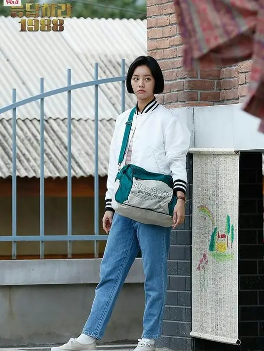 Karakter Deok Sun yang diperankan Hye Ri kerap tampil dengan style newtro. Seperti pada potret ini, gaya boyishnya unik dan ikonis. (twitter/reply_tvN).