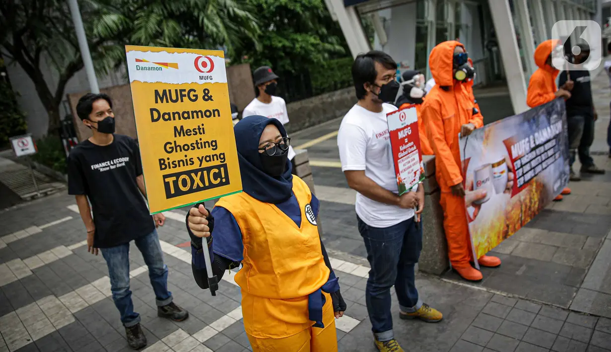 Sejumlah orang tergabung dari masyarakat sipil menggelar aksi di depan Gedung MUFG, Jakarta, Selasa Senin (5/4/2021). Dalam aksinya mereka menuntut Bank MUFG dan Danamon bertanggung jawab terhadapat kerusakan Hutan, Krisis Iklim dan Pelanggaran HAM di Indonesia. (Liputan6.com/Faizal Fanani)