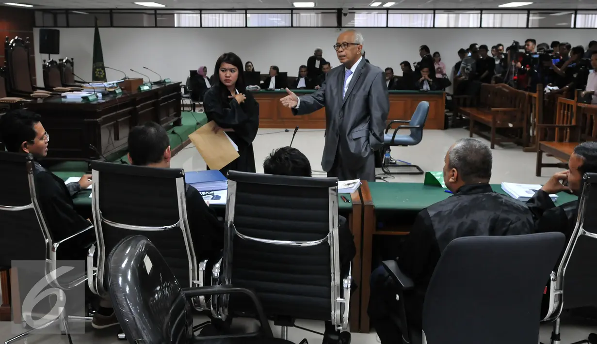 Tersangka kasus dugaan tindak pidana korupsi suap majelis hakim dan panitera PTUN Medan Otto Cornelis Kaligis berbincang dengan Jaksa Penuntut Umum (JPU) di Pengadilan Tipikor, Jakarta, Kamis (17/09/2015). (Liputan6.com/Andrian M Tunay)