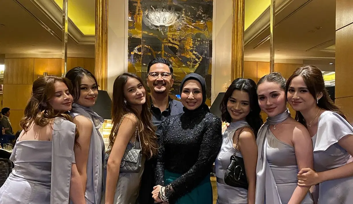 Ferry Maryadi dan istri Deswita Maharani menghadiri resepsi pernikahan Beby Tsabina bersama anak perempuannya. Ferry tampil rapi mengenakan setelan jas serba hitam, sedangkan Deswita mengenakan atasan sequin hitam dan rok panjang hijau. [Foto: Instagram/kangferrymaryadi]