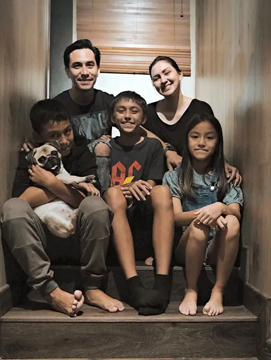 Bagi Darius dan Donna, mengamati tumbuh kembang anak terasa sangat menyenangkan. Waktu begitu cepat berlalu, hingga tak sadar kini ketiga anaknya telah tumbuh menjadi ABG. (Liputan6.com/IG/darius_sinathrya)