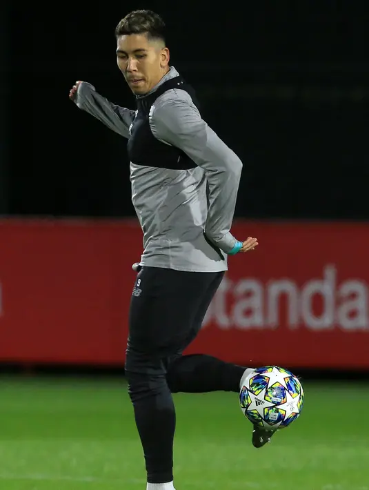 Penyerang Liverpool, Roberto Firmino mengontrol bola saat mengikuti sesi latihan di Melwood, Inggris (26/11/2019). Liverpool akan bertanding melawan wakil Italia, Napoli pada Grup E Liga Champions di Anfield. (AFP/Lindsey Parnaby)