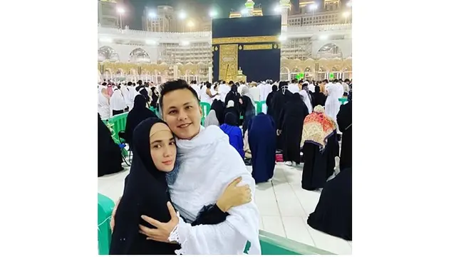 Prosesi ibadah umrah bukan hal yang ringan, meski begitu Ussy yang sedang hamil anak ke-5 itu mampu menyelesaikannya.