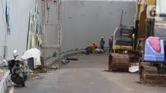 Pekerja menyelesaikan proyek pembangunan Underpass Jalan Dewi Sartika di Depok, Jawa Barat, Selasa (3/1/2023). Pembangunan underpass Jalan Dewi Sartika sepanjang 470 meter tersebut itu masih terdapat beberapa hal yang belum terselesaikan seperti trotoar, median jalan, dan pepohonan yang sebelumnya direncanakan akan selesai pada akhir tahun 2022. (Liputan6.com/Herman Zakharia)