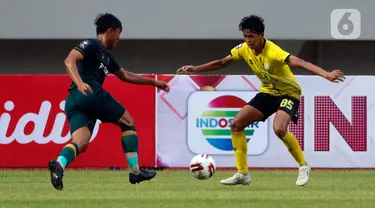 Gelandang Barito Putera, Muhammad Firli (kanan) menghadang pergerakan pemain Persikabo 1973 dalam laga matchday ke-3 Grup A Piala Menpora 2021 di Stadion Manahan, Solo, Selasa (30/3/2021). Barito dan Persikabo 1973 bermain imbang 2-2. (Bola.com/Ikhwan Yanuar)