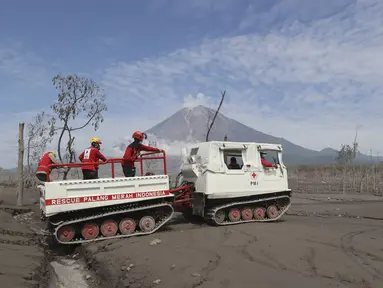 Tim penyelamat mengendarai kendaraan segala medan selama pencarian korban letusan Gunung Semeru di Lumajang, Jawa Timur, Rabu (8/12/2021). Berdasarkan laporan BNPB, jumlah korban meninggal hingga Rabu pukul 10.30 WIB hari ini berjumlah 41 orang dan 12 lainnya dalam pencarian. (AP Photo/Trisnadi)