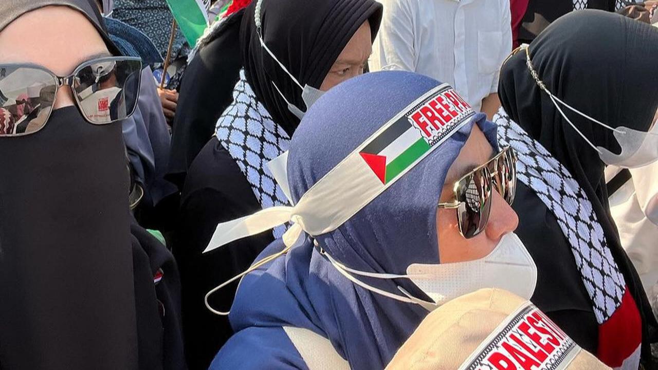6 Foto Artis Indonesia Berpartisipasi dalam Aksi Global March to Gaza Bentuk Solidaritas Untuk Palestina