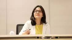 Wakil ketua PSSI, Ratu Tisha, tampak serius mendengarkan pertanyaan dari wartawan saat konferensi pers di Menara Danareksa, Jakarta, Selasa (25/7/2023). (Bola.com/M Iqbal Ichsan)
