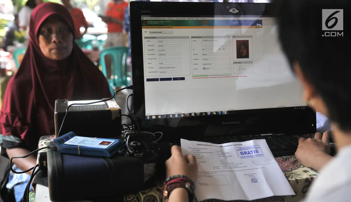 Petugas Dukcapil Jakarta Pusat menginput data warga ke dalam komputer saat Bina Kependudukan (Biduk) di Pal Putih, Kramat, Senen, Jakarta, Rabu (10/7/2019). Biduk ini digelar dalam rangka mendata warga pendatang pasca-Lebaran 2019. (merdeka.com/Iqbal Nugroho)