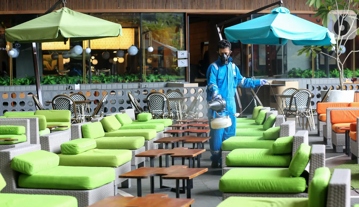 Petugas menyemprotkan cairan disinfektan di area Avenue of the Stars Lippo Mall Kemang, Jakarta, Senin (23/3/2020). Penyemprotan dengan menurunkan enam petugas dilakukan setiap dua hari sekali untuk mengurangi penyebaran Virus Corona atau Covid-19. (Liputan6.com/Fery Pradolo)