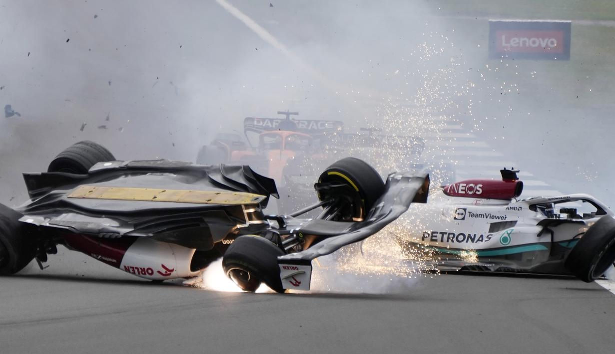 Semua berawal ketika George Russell menabrak mobil Zhou selepas start. (AP/Frank Augstein)