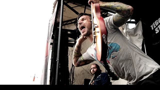 Gitaris 'Every Time I Die' Tendang Fans yang Selfie di Panggung