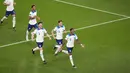 <p>Pemain Inggris, Marcus Rashford (kanan) merayakan gol kedua timnya ke gawang Wales saat matchday ketiga Piala Dunia 2022 di Ahmad Bin Ali Stadium, Rabu (30/11/2022). (AP/Alessandra Tarantino)</p>