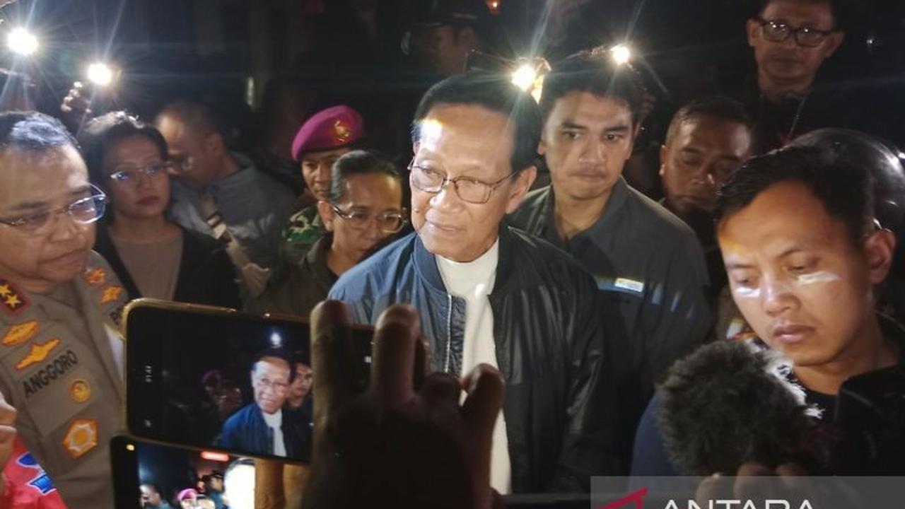 Momen Langka Sultan HB X Temui Pendemo di Mapolda DIY Diiringi Gending 'Raja Manggala', Ajak Demokrasi Tanpa Kekerasan
