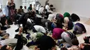 Jamaah melakukan salat di Masjid Ibnu Rushd-Goethe yang terletak di Berlin, Jerman (16/6). Anehnya, saf jamaah masjid ini tidak beraturan, lelaki dan perempuan dapat bercampur dalam satu saf. (AFP Photo/John Macdougall)