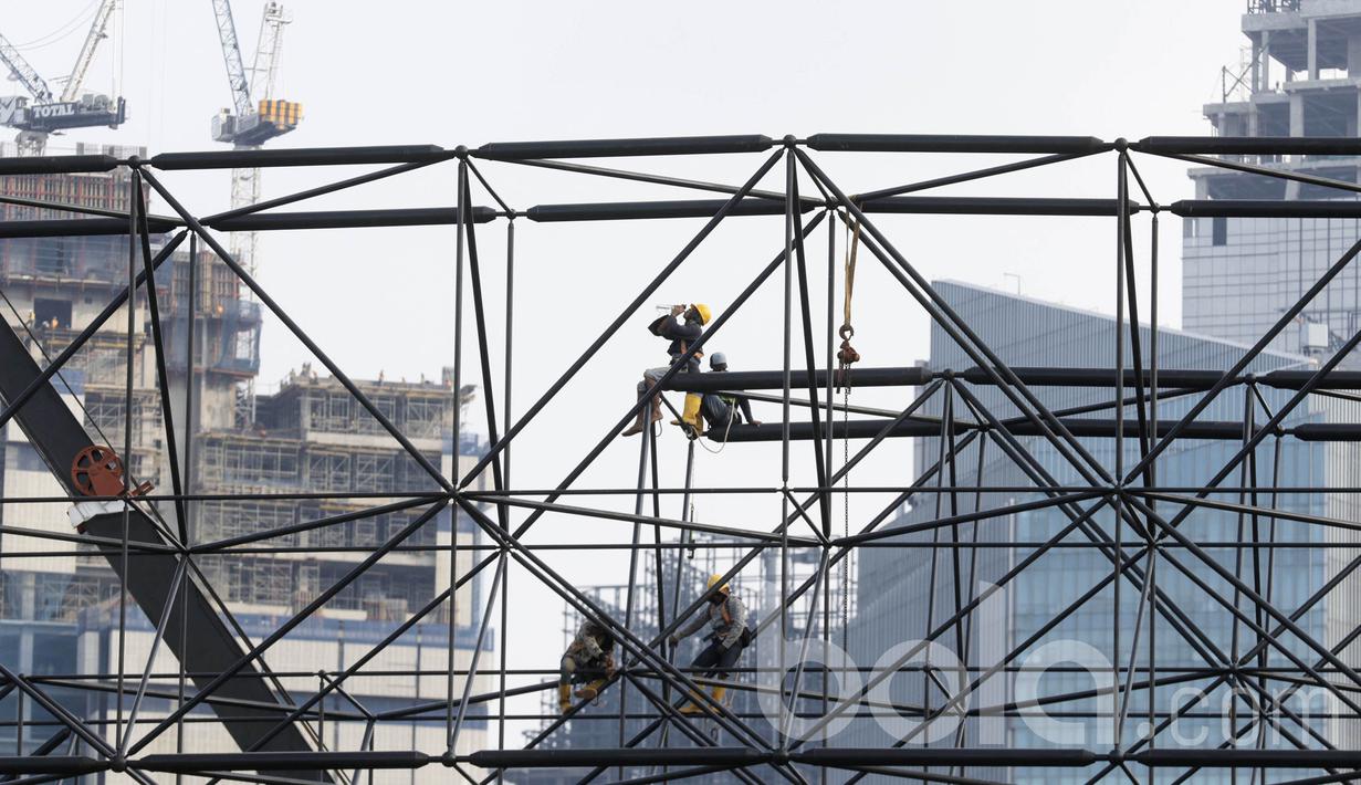 Pekerja menyelesaikan pengerjaan renovasi kolam renang di Komplek SUGBK. Cabang olah raga renang dan atletik akan dilangsungkan di Jakarta. (Bola.com/M Iqbal Ichsan)