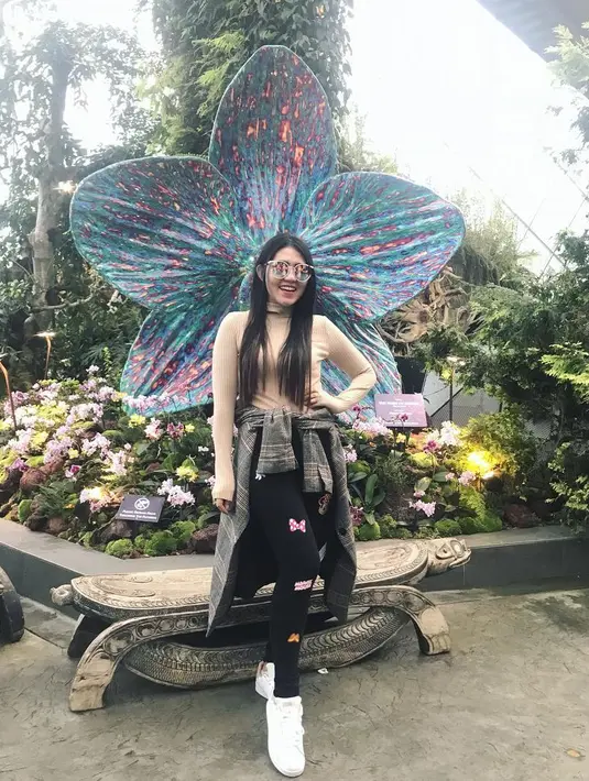 Meski berpenampilan kasual dengan ripped jeansnya, namun gaya Via masih seperti cewek-cewek Korea. Lihat saja di penampilannya kali ini, dirinya terlihat kekinian dengan kacama hits yang dipakainya. (Instagram/viavallen)