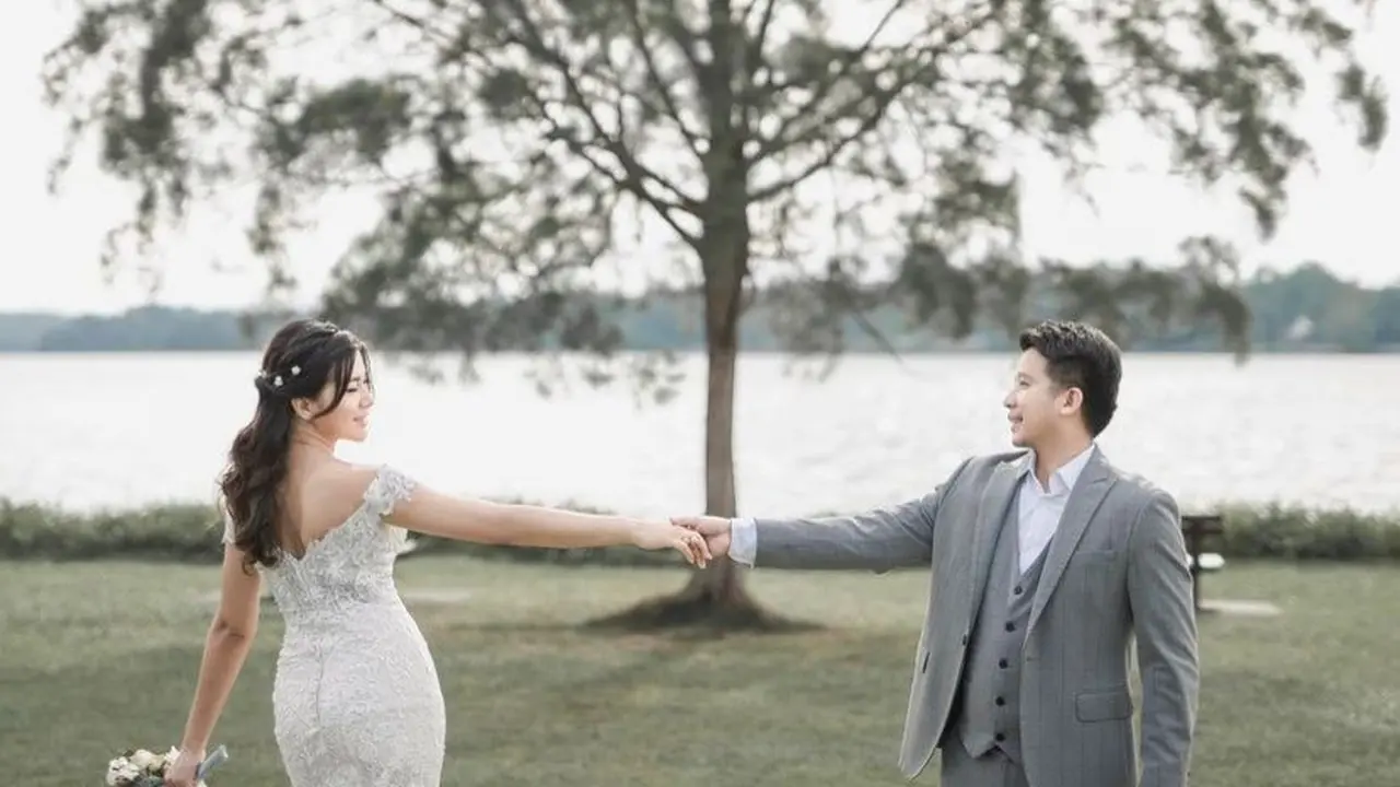 Dita Fakhrana Tampil Cantik Kenakan Dua Gaun Pengantin Berbeda saat Menikah di Singapura