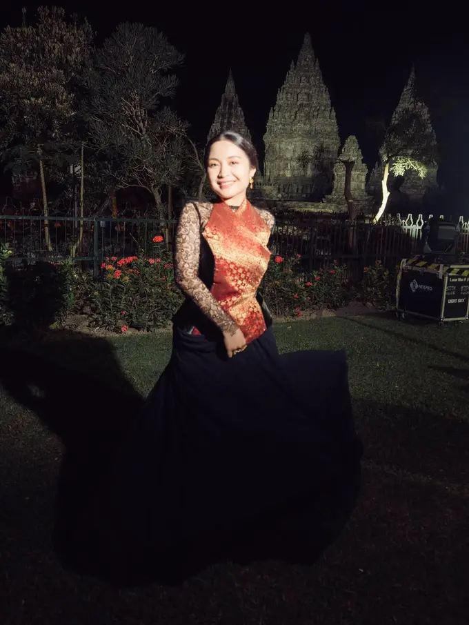 Debut di Prambanan Jazz, Bernadya Ribka Tampil Memukau dengan Kebaya Janggan Modifikasi