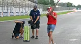 Pembalap Gasgas Factory Racing Tech3 asal Spanyol, Pol Espargaro, bermain kriket di lintasan menjelang Grand Prix MotoGP India di Sirkuit Internasional Buddh, Greater Noida, pinggiran New Delhi, pada 21 September 2023. (Money SHARMA/AFP)