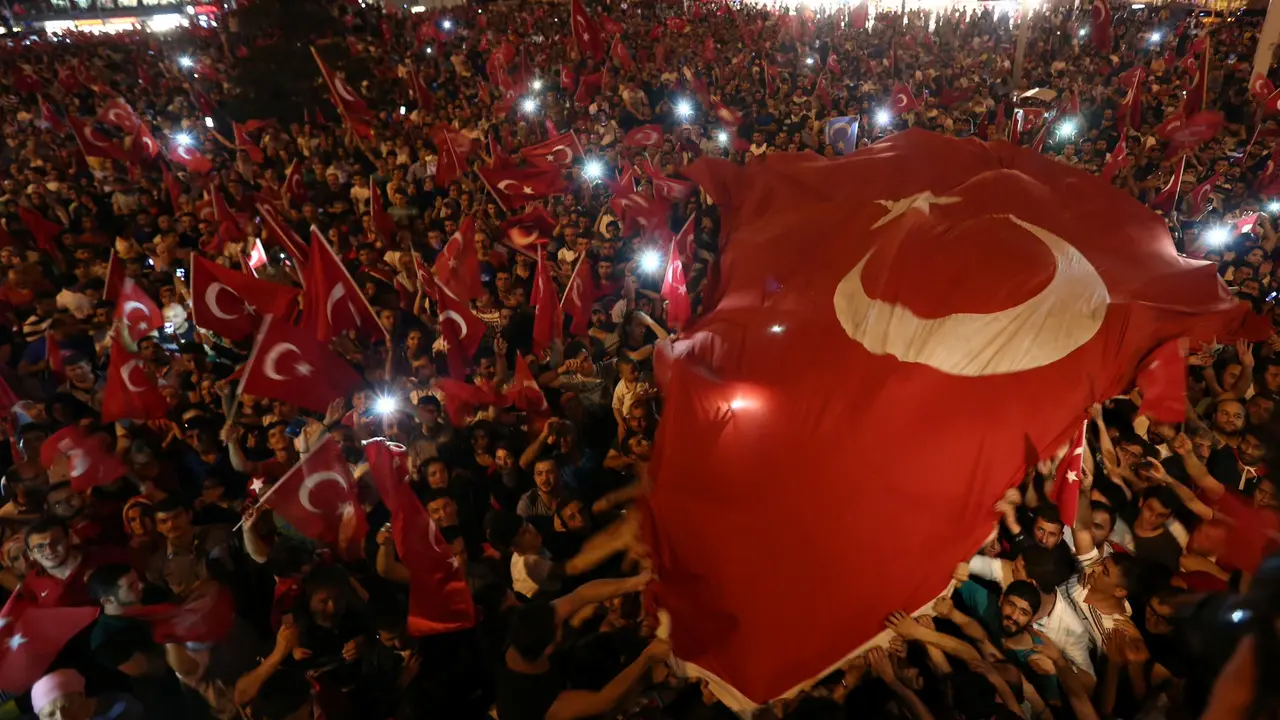 20160716-Pendukung Erdogan Rayakan Kegagalan Upaya Kudeta Militer di Turki-Istanbul