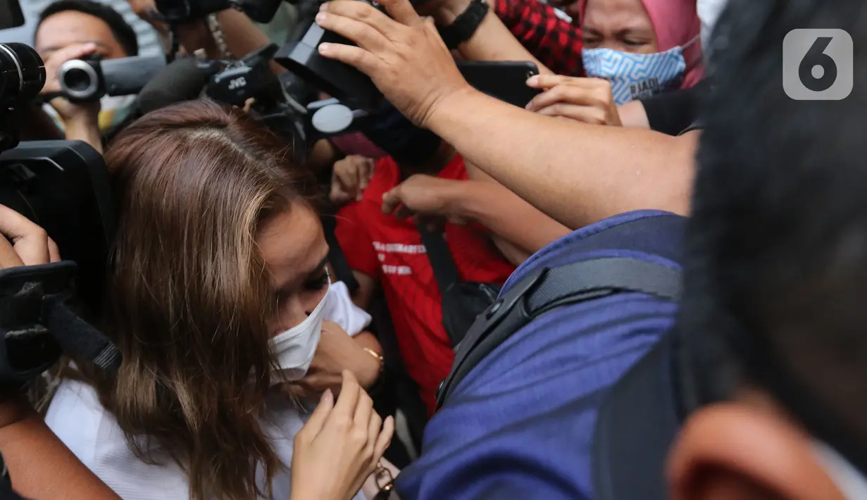 Artis Gisella Anastasia atau Gisel usai memenuhi panggilan polisi terkait kasus penyebaran video syur mirip dirinya di Mapolda Metro Jaya, Jakarta, Selasa (17/11/2020). Gisel hadir untuk memberi keterangan terkait video yang ramai diperbincangkan oleh netizen. (Liputan6.com/ Herman Zakharia)