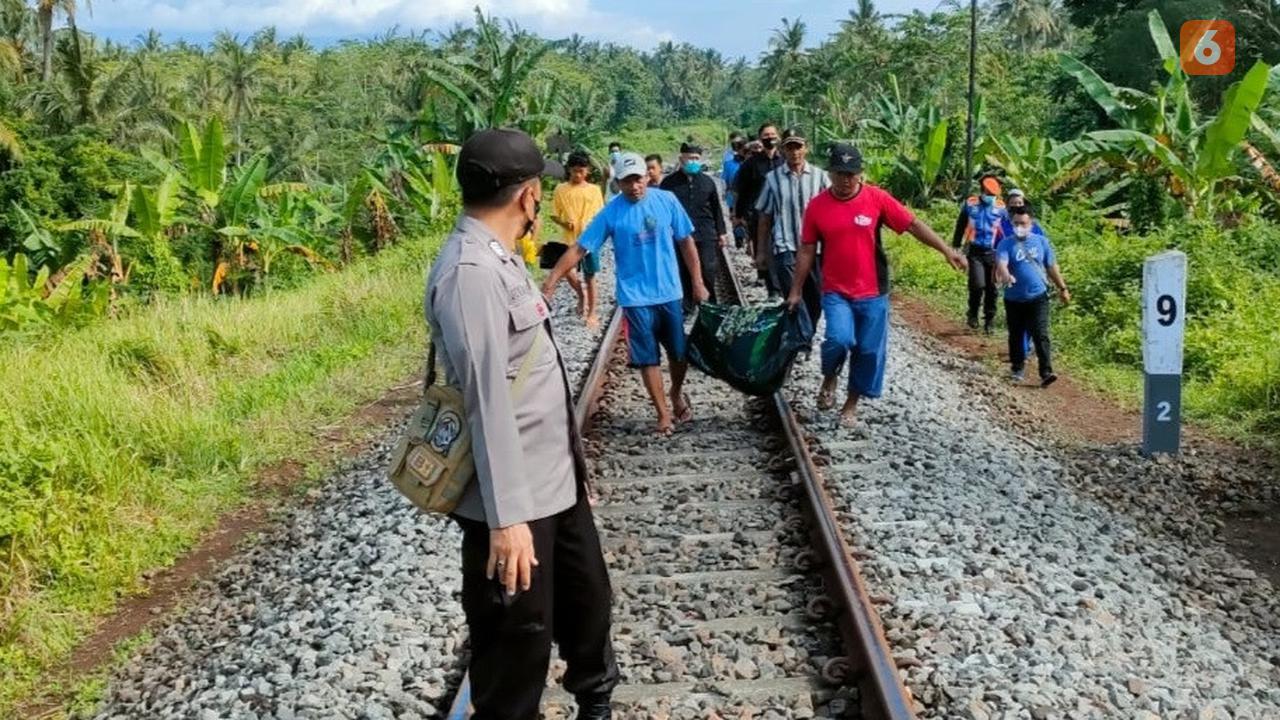 Jenazah Siti Nur Hidaya  dievakuasi dari TKP untuk dibawa ke rumahnya di Kecamatan Kabat Banyuwangi. (Hermawan Arifianto/Liputan6.com)