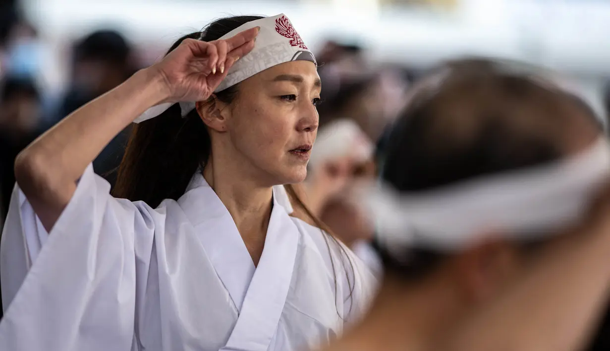 Para penganut Shinto bersiap untuk mandi dengan air dingin untuk menyucikan tubuh dan jiwa mereka. (Philip FONG/AFP)