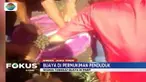 Dua ekor buaya hebohkan warga di Jember karena terlihat berkeliaran di parit permukiman yang padat penduduk.