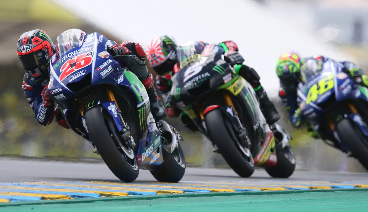 Pembalap Movistar Yamaha, Maverick Vinales memacu motornya selama balapan MotoGP Prancis di Sirkuit Le Mans, (21/5). Vinales naik podium pertama usai mengalahkan rekan satu timnya, Valentino Rossi, yang terjatuh pada lap terakhir. (AP Photo/David Vincent)