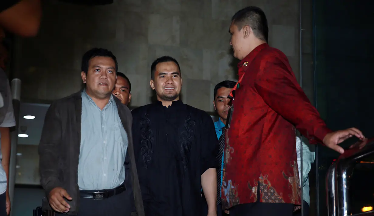 Tidak banyak yang diucapkan oleh Saipul Jamil usai menjalani pemeriksaan. Dari raut mukanya terlihat bahwa ia cukup lelah. "Doakan saja," ucap Bang Ipul singkat di hadapan para awak media. (Deki Prayoga/Bintang.com)