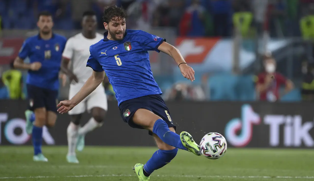 Berpengaruh besar di lini tengah Italia. Bersama Jorginho, Manuel Locatelli menjadi penyuplai bola sempurna dengan akurasi mencapai 90 persen. (Foto: LaPresse via AP/Alfredo Falcone)