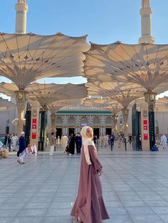 Dinda terlihat menikmati ibadah umrah kali ini