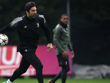 Kiper Juventus, Gianluigi Buffon memegang bola saat mengikuti sesi latihan di Juventus Training Centre di Vinovo (10/4). Juventus akan bertanding melawan Real Madrid pada leg kedua perempat final Liga Champions di Bernabeu. (AFP Photo/Marco Bertorello)